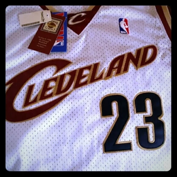 Mitchell & Ness White and Maroon Lebron James Rookie Cavaliers Jersey - Picture 4 of 16